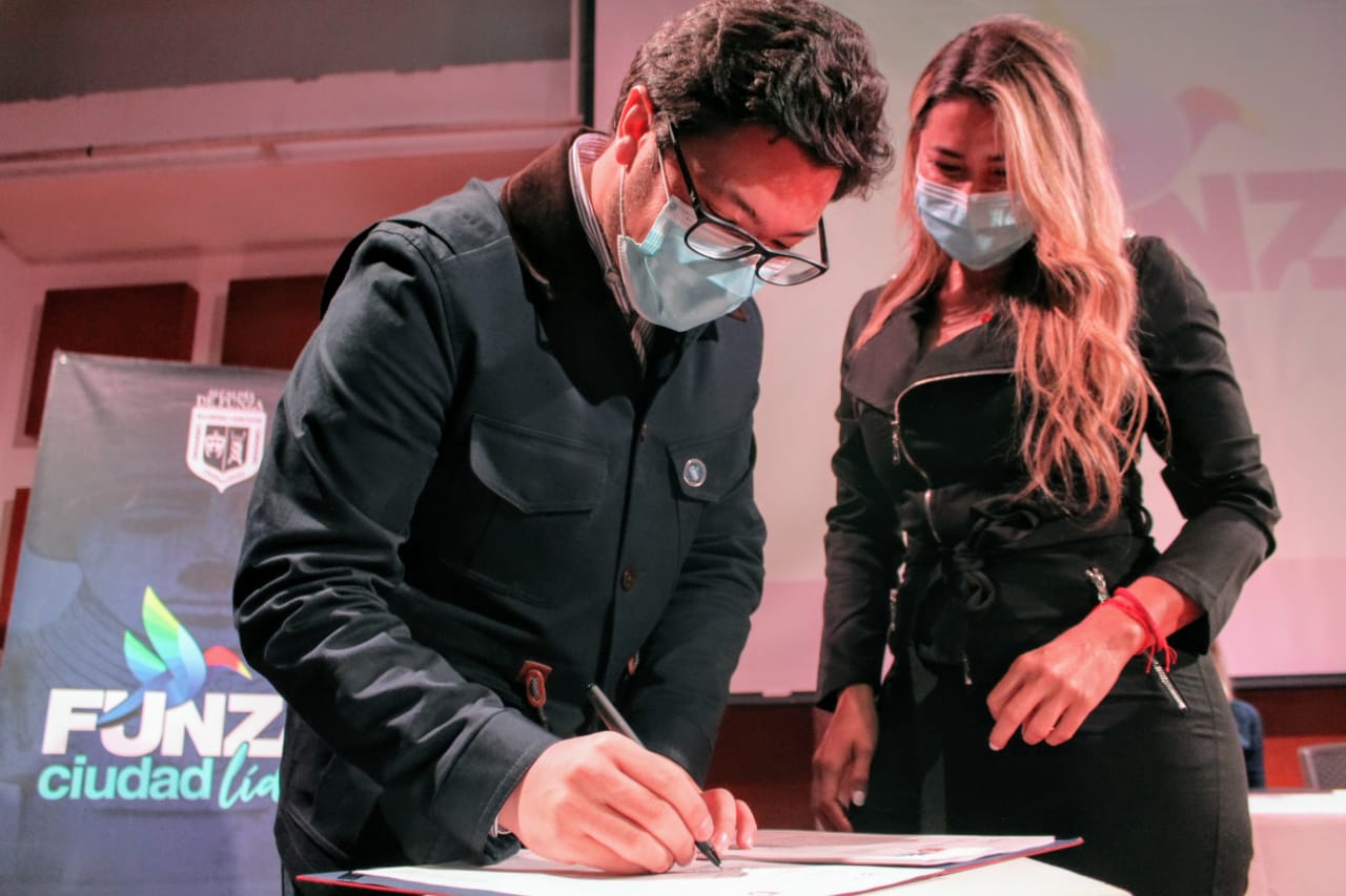 Firma convenio Daniel Bernal Adriana Serrano